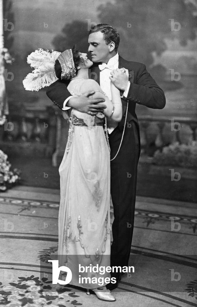 Harry Welchman as the Duke of Trent and Iris Hoey as Miranda in ' The Pearl Girl ' by Basil Hood, Hugo Felix and Howard Talbot, at the The Shaftesbury Theatre, London, October 1913