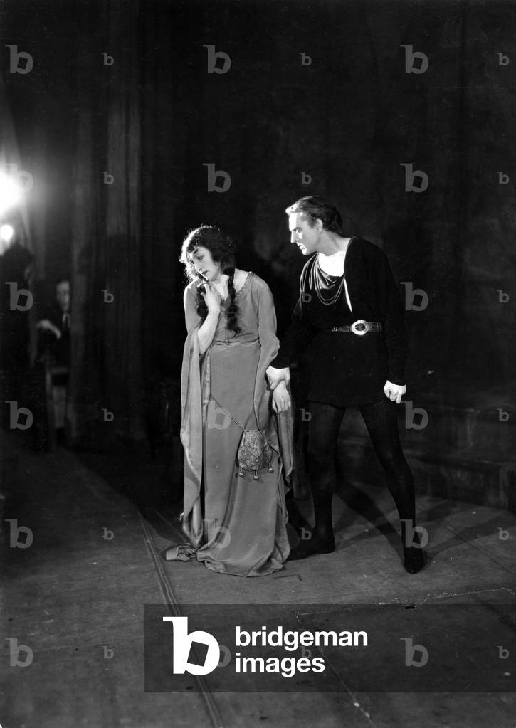 John Barrymore and Fay Compton as Hamlet and Ophelia in William Shakespeare's 'Hamlet, Prince of Denmark'