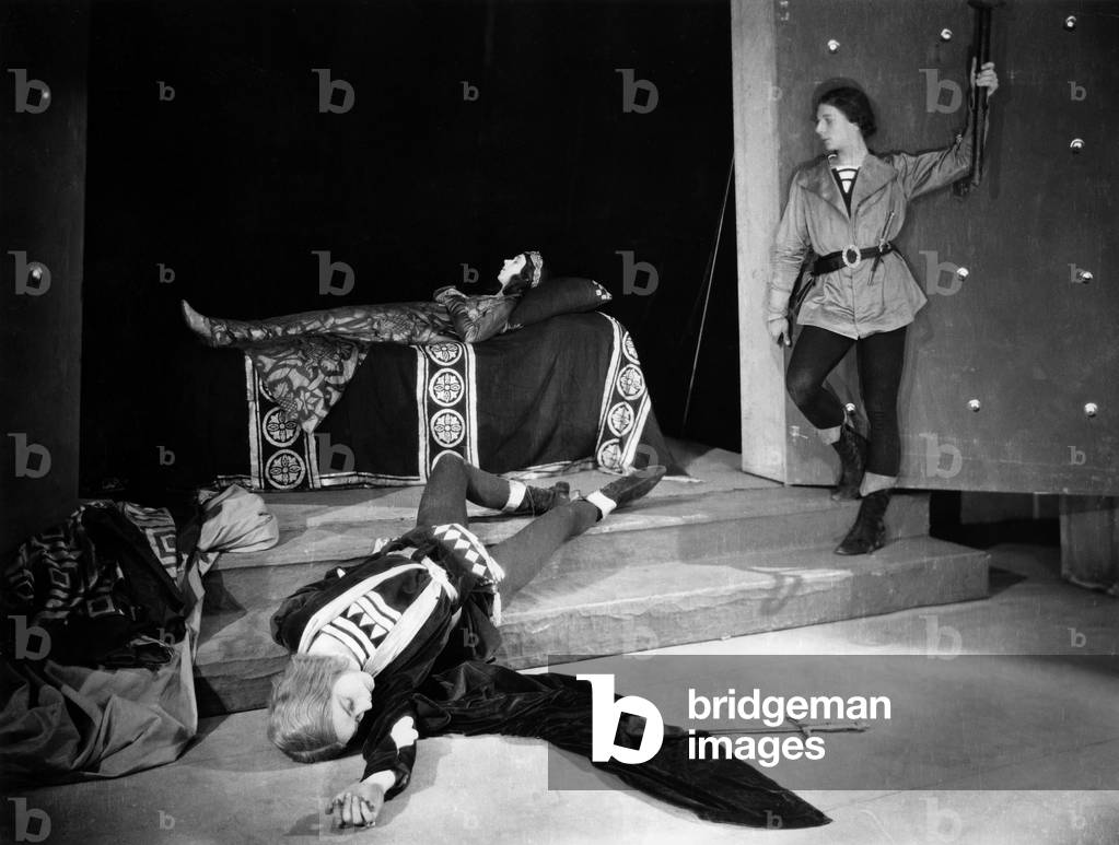 John Gielgud and Gwen Ffrangcon-Davies as Romeo and Juliet in William Shakespeare's 'Romeo and Juliet'