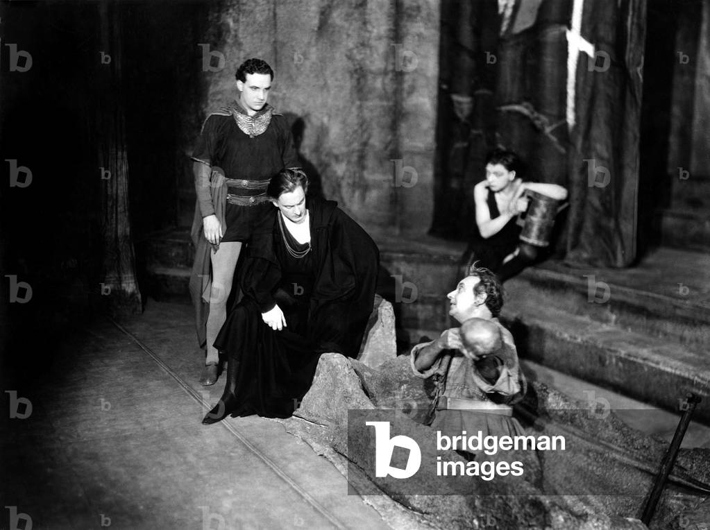 John Barrymore and George Relph as Hamlet and Horatio in William Shakespeare's 'Hamlet, Prince of Denmark'