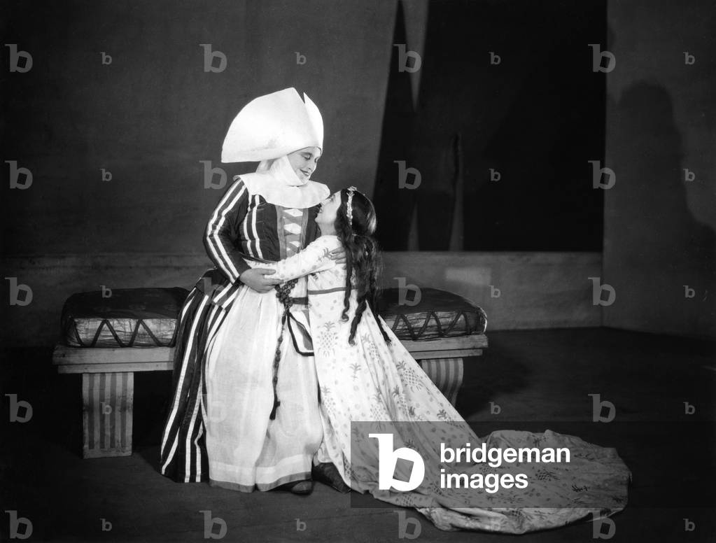 Gwen Ffrangcon-Davies and Barbara Gott as Juliet and the Nurse in William Shakespeare's 'Romeo and Juliet'