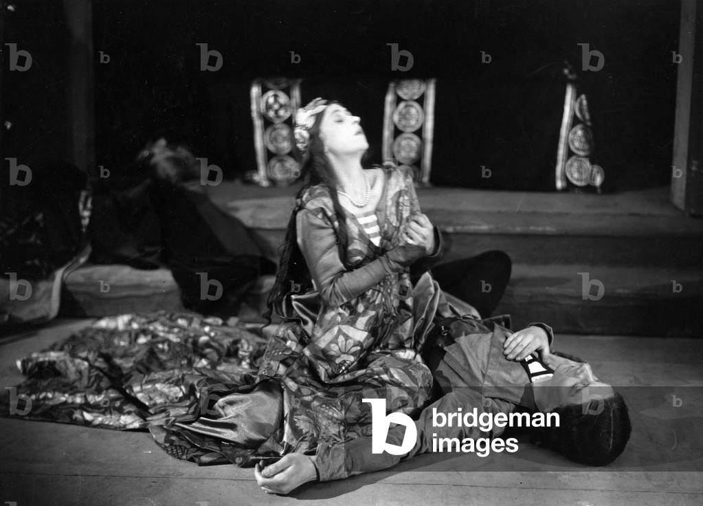 John Gielgud and Gwen Ffrangcon-Davies as Romeo and Juliet in William Shakespeare's 'Romeo and Juliet'