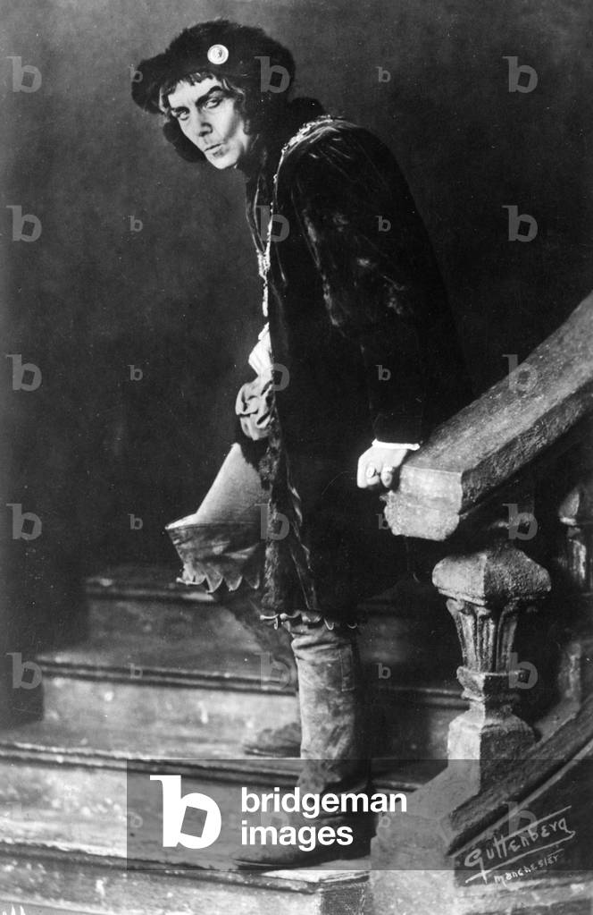 Henry Baynton as Gloster in Shakespeare 's Richard III
