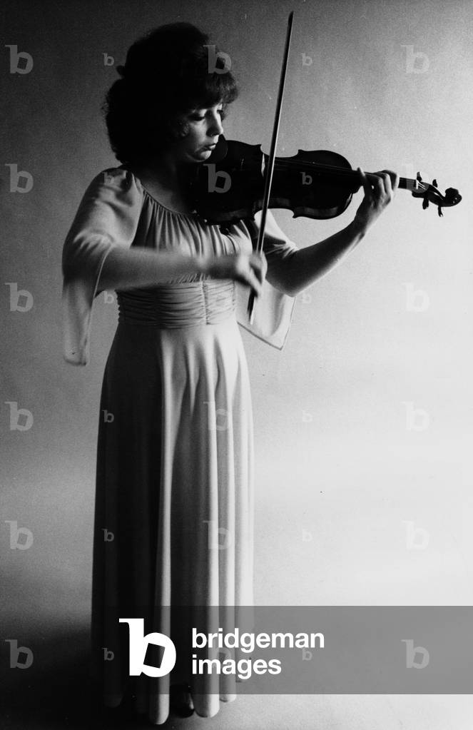 Lydia MORDKOVITCH playing violin