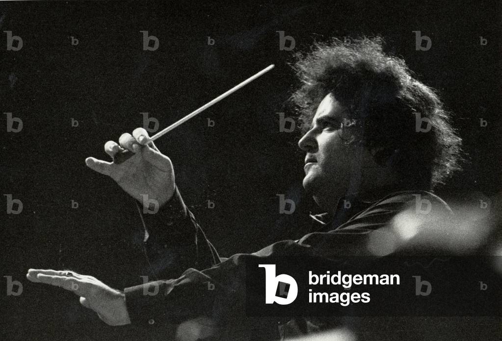 Uri Segal conducting in