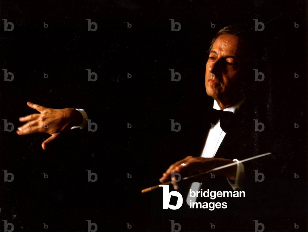 André Previn conducting with