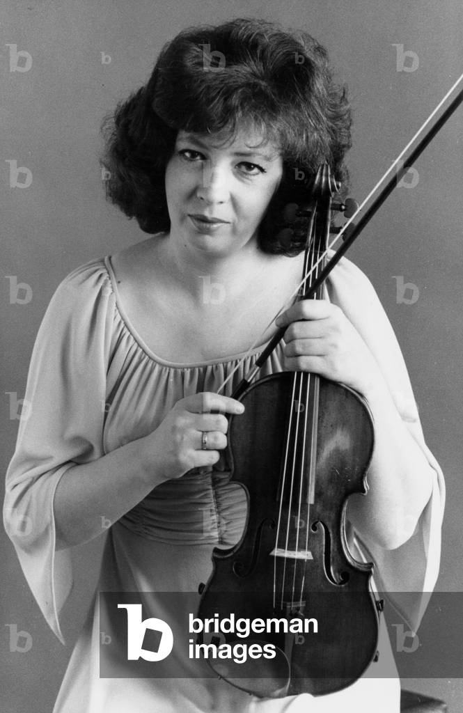 Lydia Mordkovitch with violin