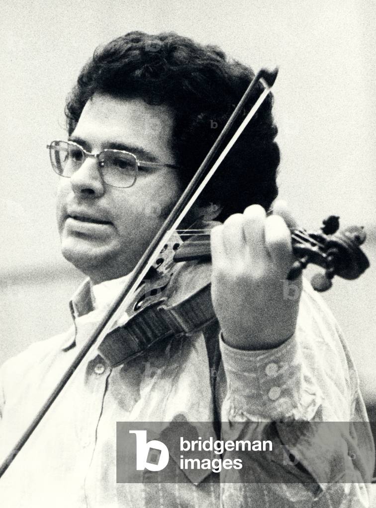 Itzhak Perlman playing violin
