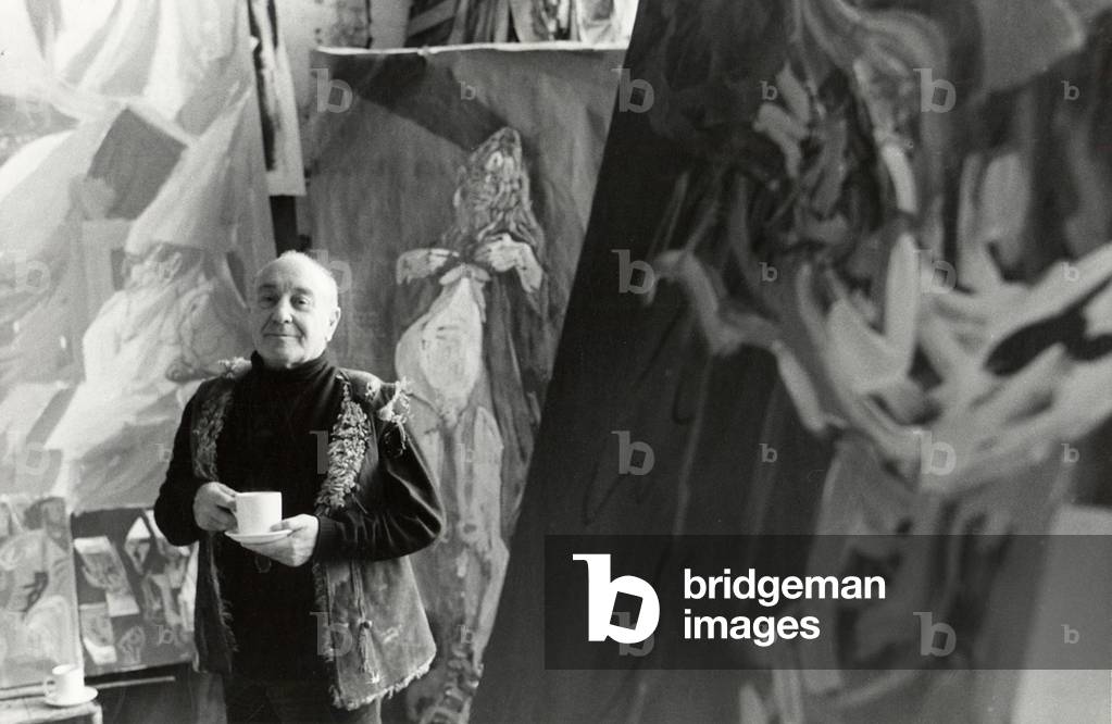 Feliks Topolski - portrait in artist studio with cup of tea (photo)