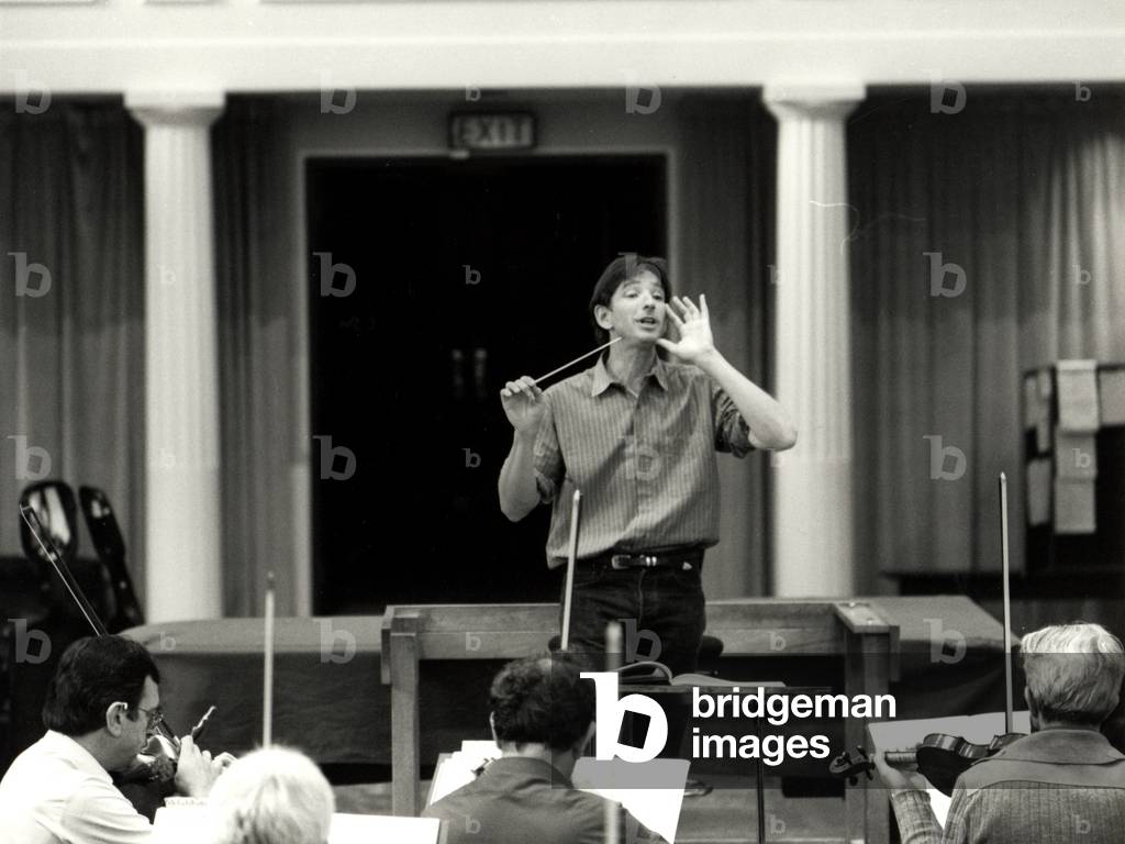 Michael Tilson-Thomas conducting, with London Symphony Orchestra, 1988 (photo)