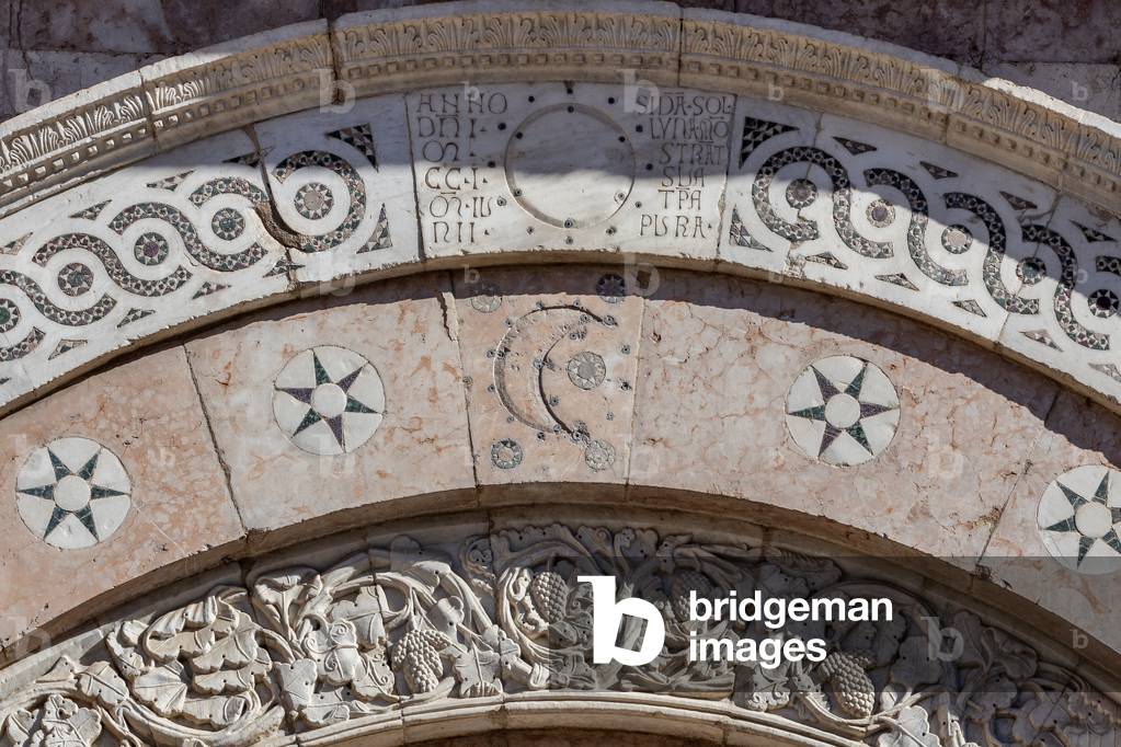 Detail of the frieze of the portal, Entrance door, façade, Cathedral of St. Feliciano, Foligno, Umbria, Italy (photo)