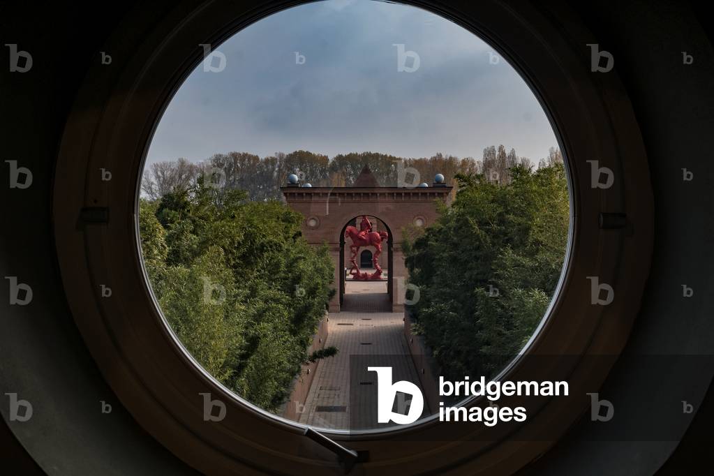 Fontanellato, Labirinto della Masone, by Franco Maria Ricci: a walkway. In the background, a work by Javier Marin,  (sculpture)