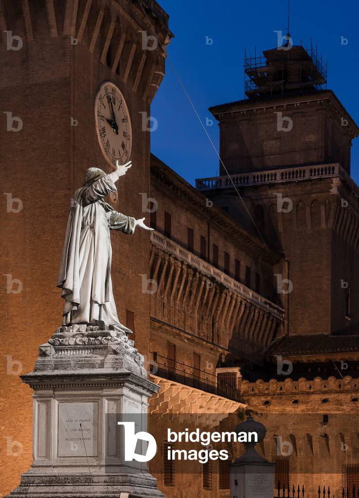 Night view of the Castello Estense (the Estense Castle) and the statue of the Ferrara friar Girolamo Savonarola, Ferrara, Emilia Romagna, Italy (photo)
