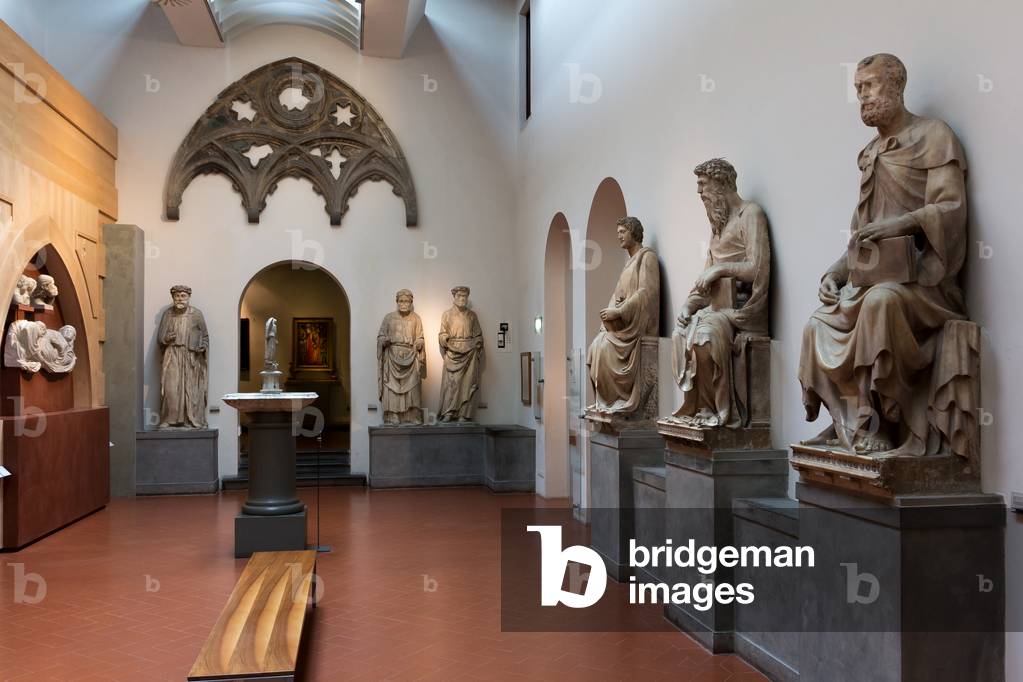 Room with statue of the old facade of the Cathedral (photo)