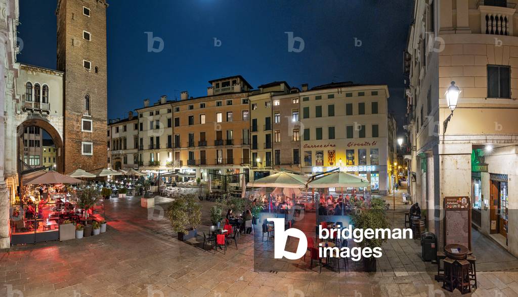 Night view with bar and restaurant tables, Delle Erbe Square, Vicenza, Italy (photo)