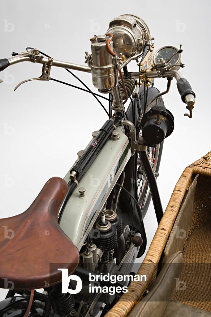 Classic Motorbike Triumph H Side (photo)