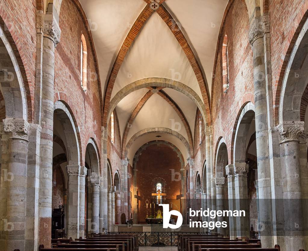 View of the nave, Basilica of San Savino, Piacenza, Emilia-Romagna, Italy (photo)