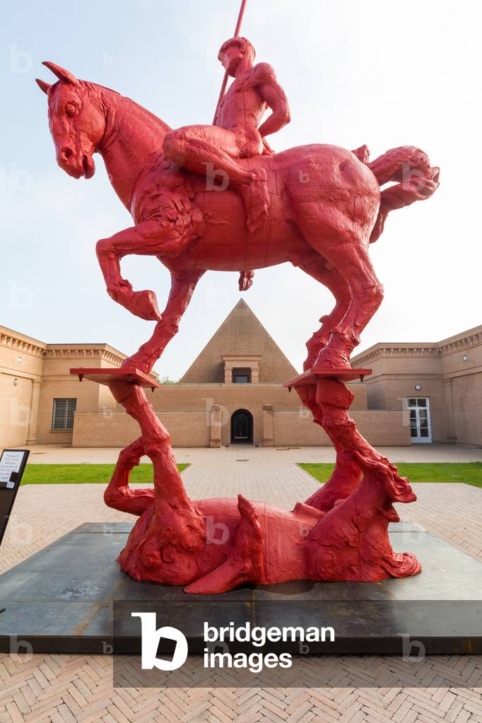 Fontanellato, Labirinto della Masone, by Franco Maria Ricci: the central courtyard with a work by Javier Marin. In the background, the Pyramid,  (sculpture)