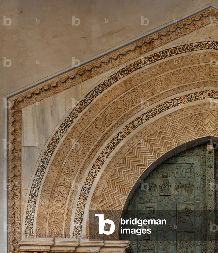 Main portal: detail of the arch with anthropomorphic figures and animals (photo)