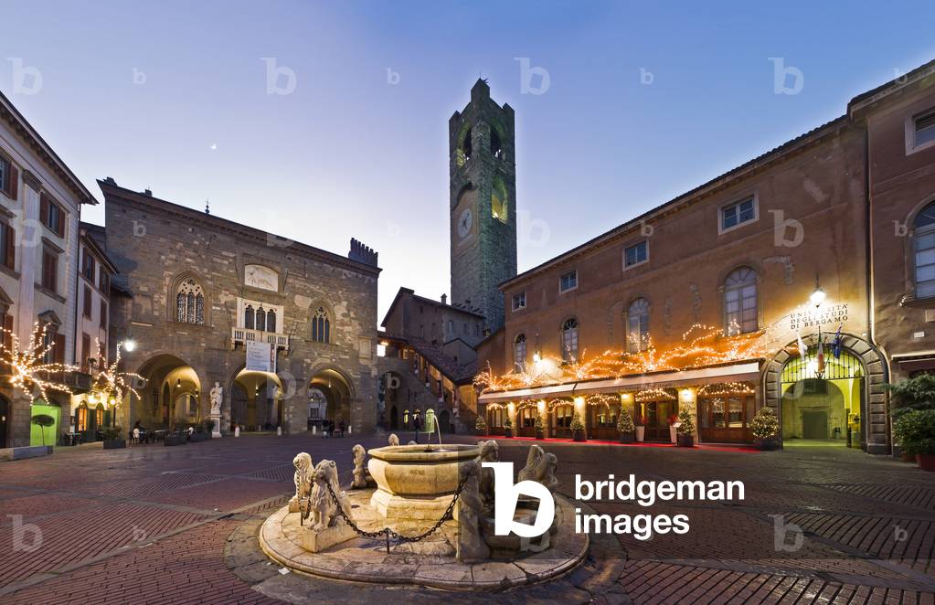 Night View of Piazza Vecchia, Bergamo Alta, Lombardy, Italy (photo)