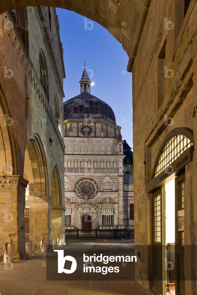 Night view of porch of Palazzo della Ragione, Bergamo Alta, Italy (photo)