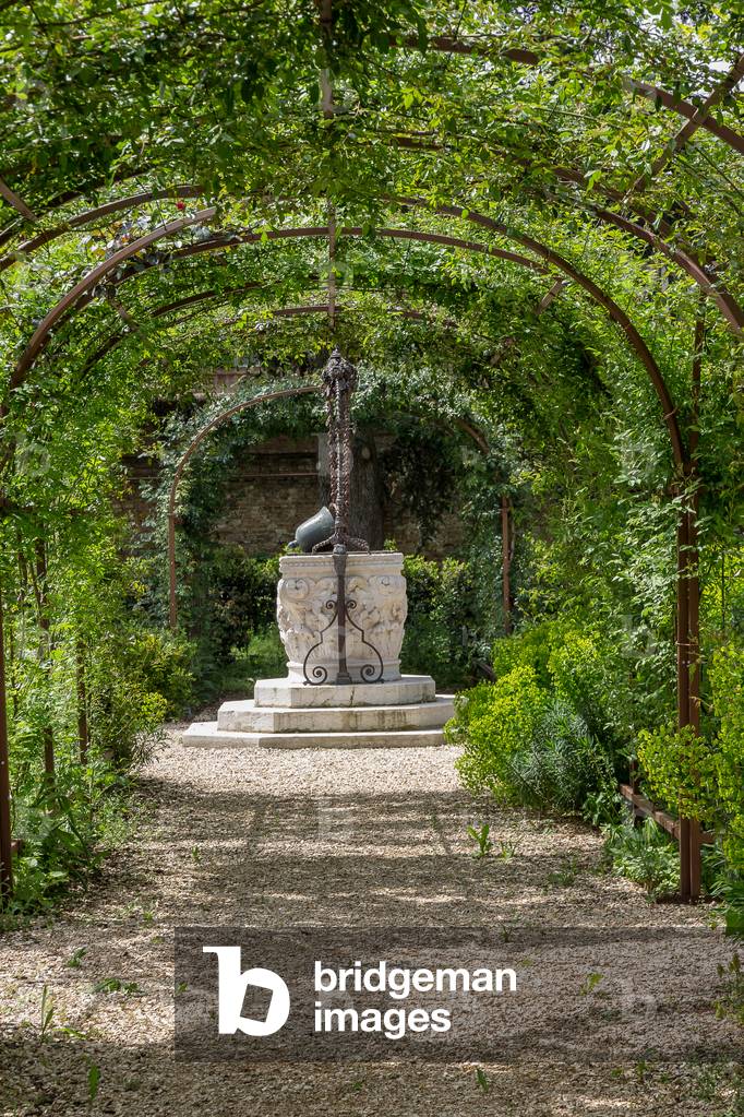 View of the garden with a well-curb and a bell used as a bucket, Palazzo Costabili o Palazzo di Ludovico il Moro, Ferrara, Emilia Romagna, Italy (photo)