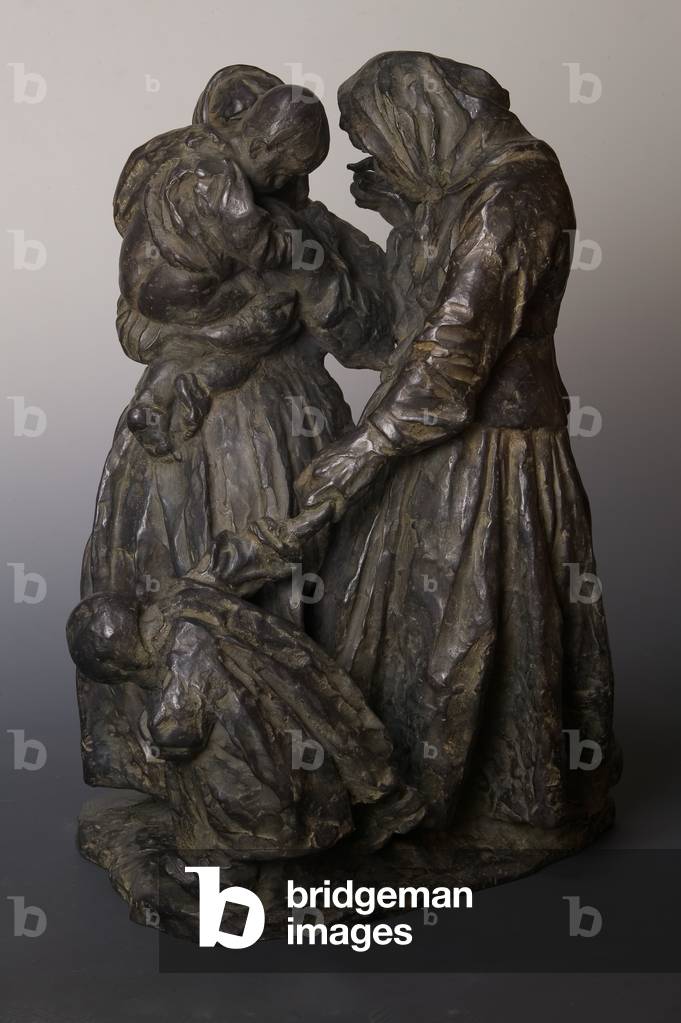 Women gossiping (bronze)