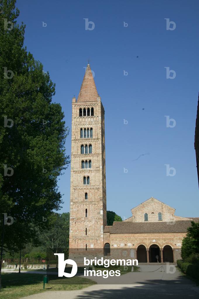View of the Pomposa Abbey, Codigoro, Province of Ferrara, Emilia Romagna, Italy (photo)
