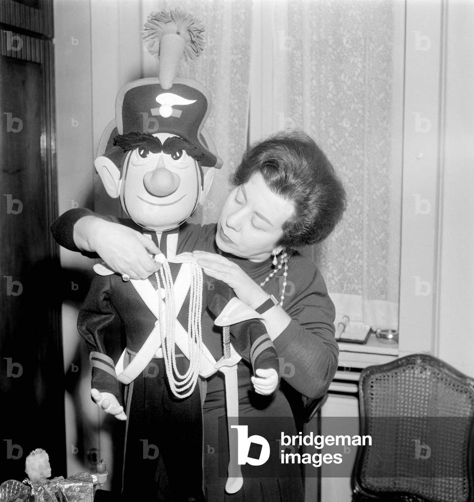 THE OPERA SINGER GIULIETTA SIMIONATO IN HER HOME - MILAN - 1962