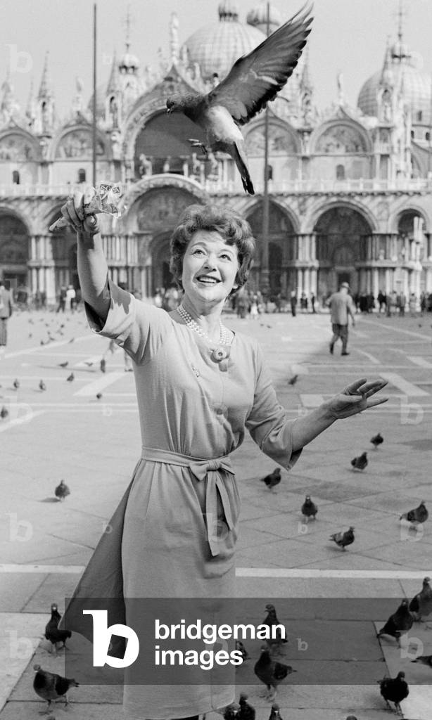 THE ACTRESS EDWIGE FLEILERE IN S. MARCO SQUARE (St. Mark's Square, San Marco) - VENICE - 1961 (she plays with pigeons)
