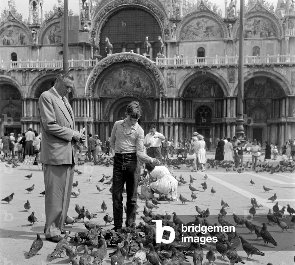 THE DIRECTOR CAROL REED WITH HIS SON IN VENICE - 196?