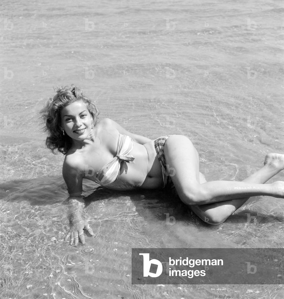 THE SINGER AND ACTRESS ABBE LANE AT VENICE LIDO BEACH - 1956