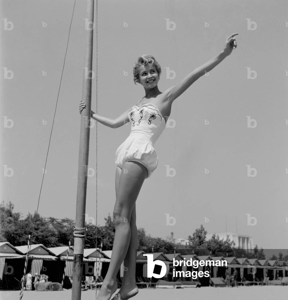 THE ACTRESS JIKI SLOTKIN AT VENICE LIDO BEACH - 1954