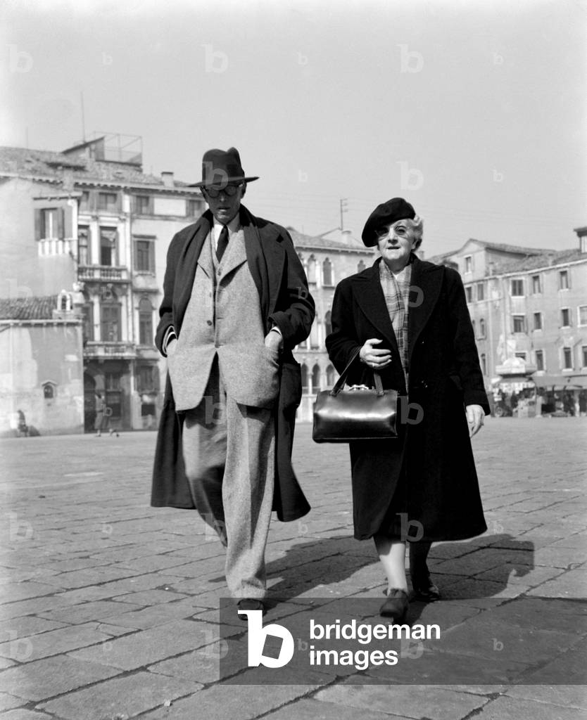 THE WRITER SINCLAIR LEWIS WITH HIS WIFE IN VENICE - 1950