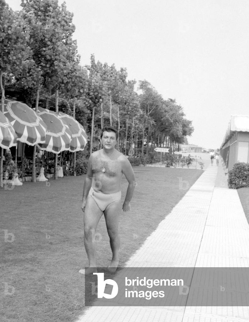 THE PIANIST VALENTINO LIBERACE IN VENICE LIDO BEACH - 1959