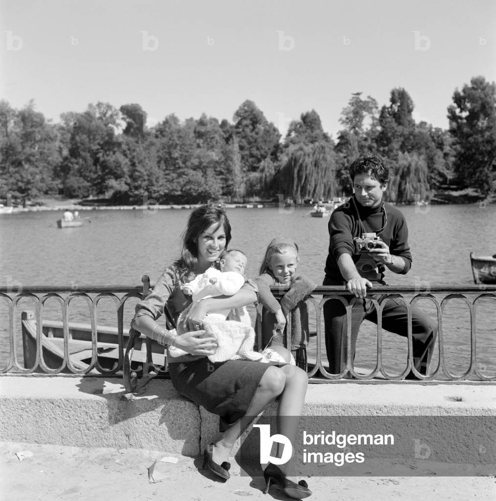 THE ACTRESS ANTONELLA LUALDI WITH HER HUSBAND THE ACTOR FRANCO INTERLENGHI AND THEIR SONS - MADRID - 1961