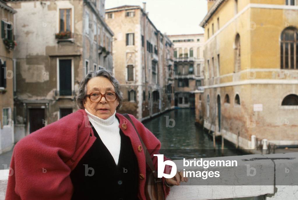 Portrait of DURAS MARGUERITE in 1984.