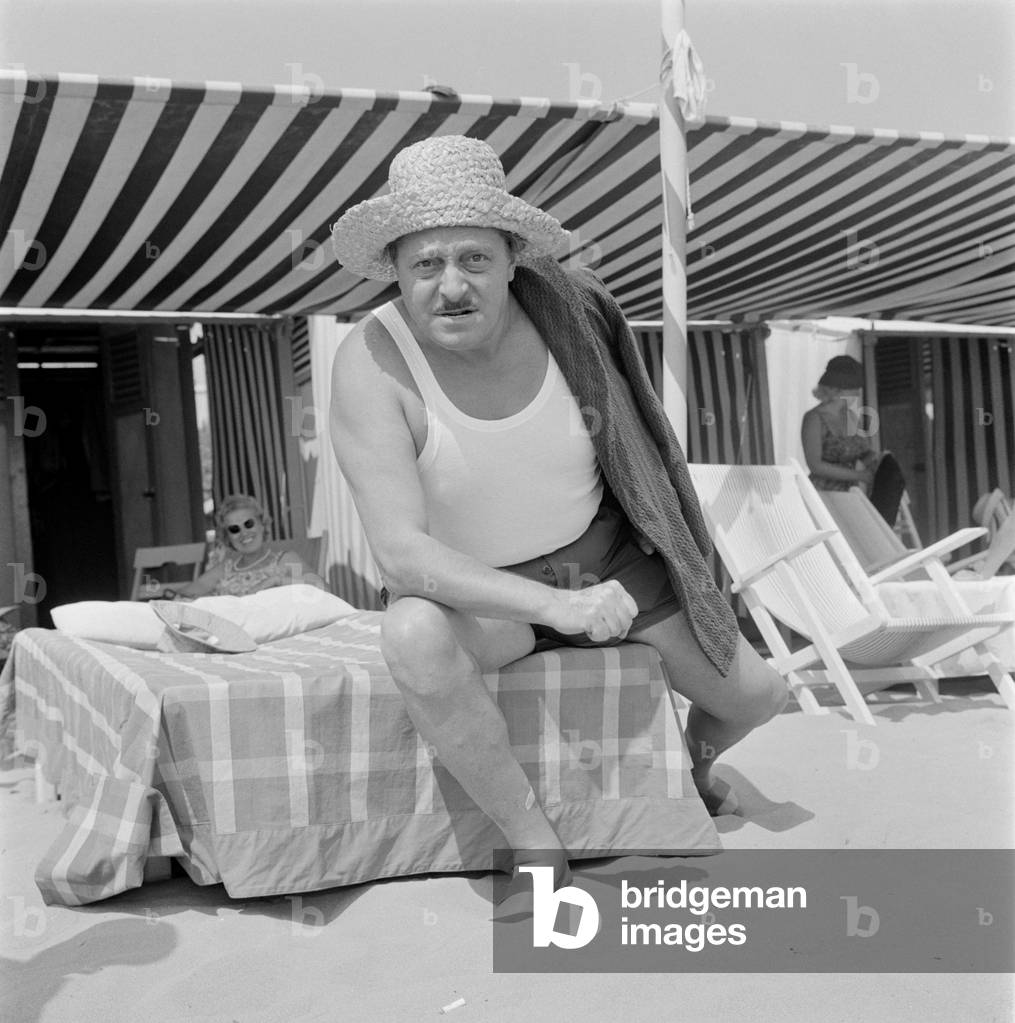 THE DIRECTOR ALESSANDRO BLASETTI IN VENICE LIDO BEACH - 1962