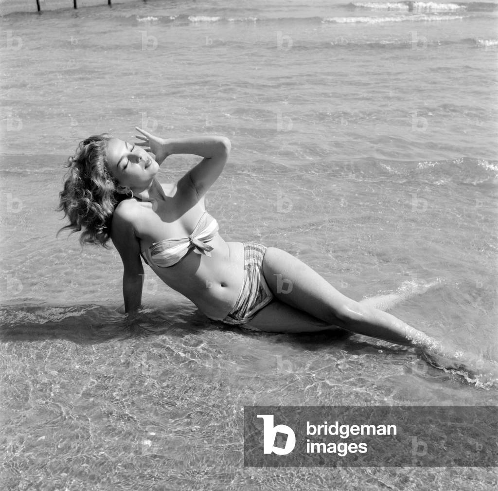 THE SINGER AND ACTRESS ABBE LANE AT VENICE LIDO BEACH - 1956