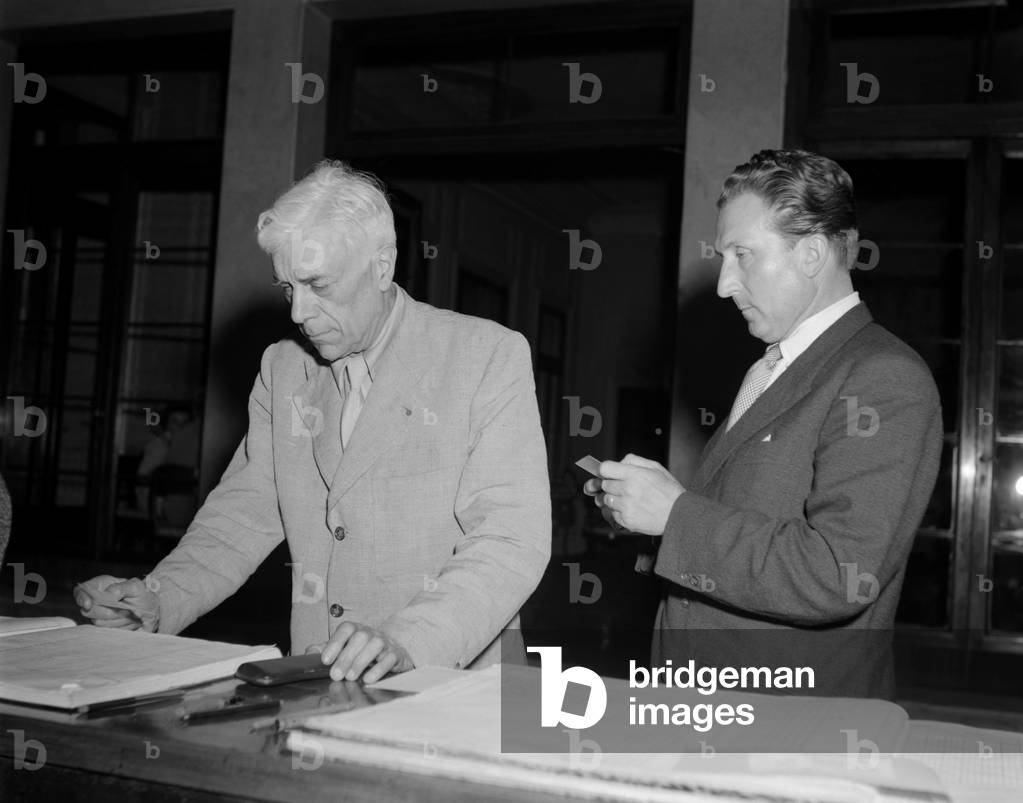 THE PAINTER GEORGES BRAQUE (GEORGE BRACQUE) WITH THE GALLERIST AND COLLECTOR AIME MAEGHT IN VENICE - 1950