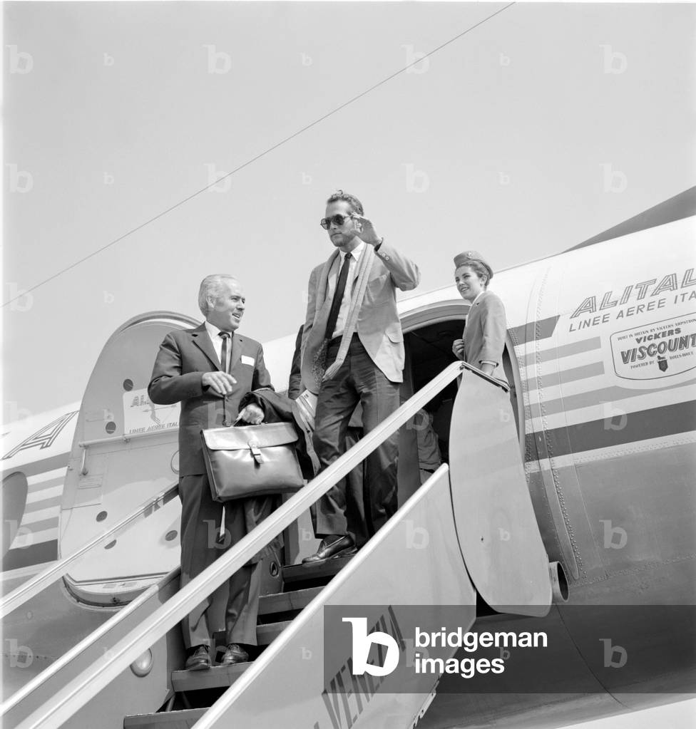 THE ACTOR PAUL NEWMAN AT VENICE AIRPORT (he descends from a plane of the airline Alitalia) - 1962