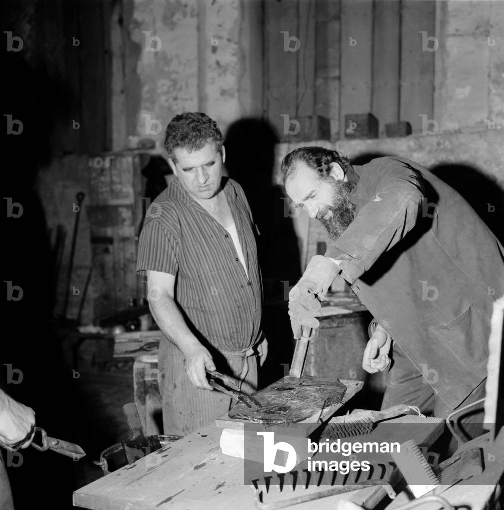 THE PAINTER EMILIO VEDOVA IN VENICE (WORKING IN MURANO GLASS FACTORY FOR THE MONTREAL EXPO) - 1966