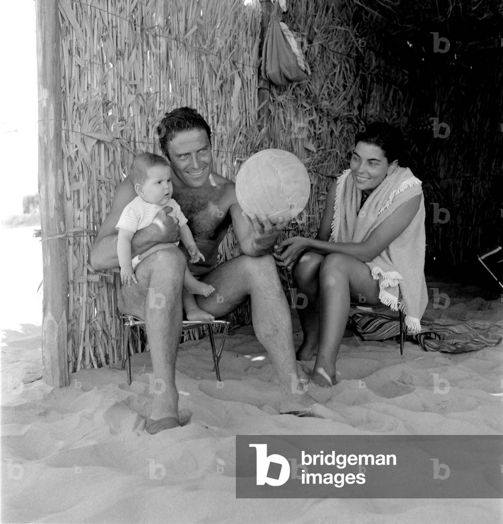 THE ACTOR RAF VALLONE WITH HIS WIFE ELENA VARZI AND THEIR SON IN VENICE LIDO BEACH - 1953