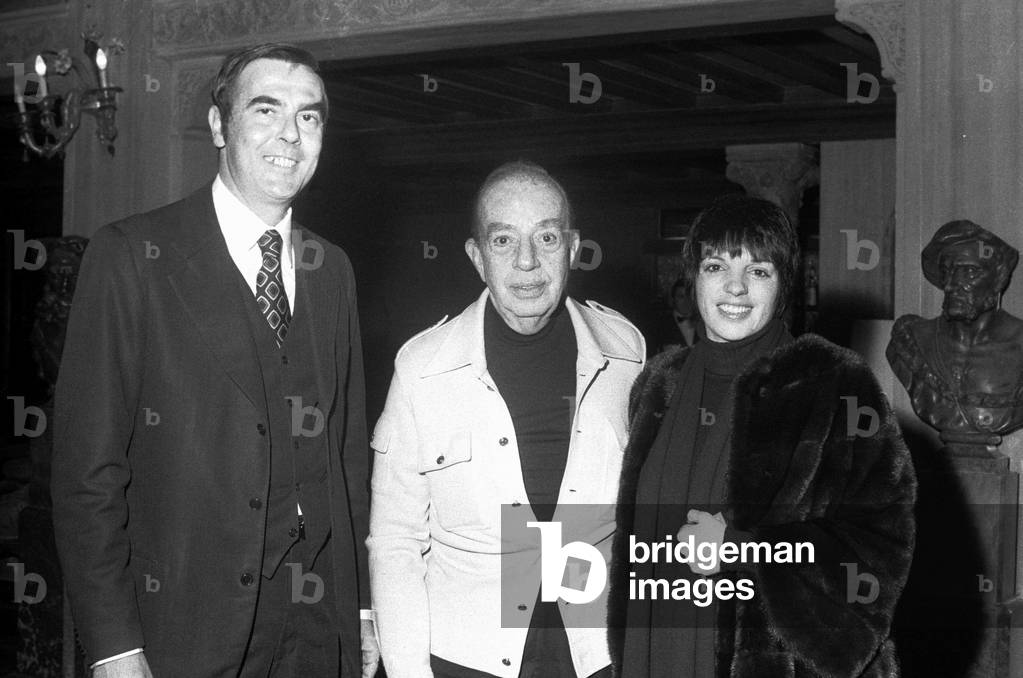 "Il realizzatore americano VINCENT MINNELLI (USA) e sua figlia LIZA Minnelli con il direttore dell'Hotel Danie