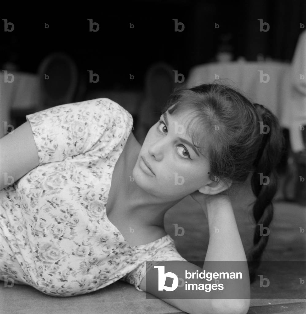 DIE SCHAUSPIELERIN CLAUDIA CARDINALE BEI INTERNATIONALEN FILMFESTSPIELEN IN VENEDIG - 1958