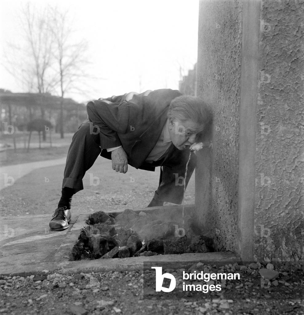 THE ACTOR MICHEL SIMON - MONTEGROTTO TERM - (drinking water from a fountain in the street) 1962