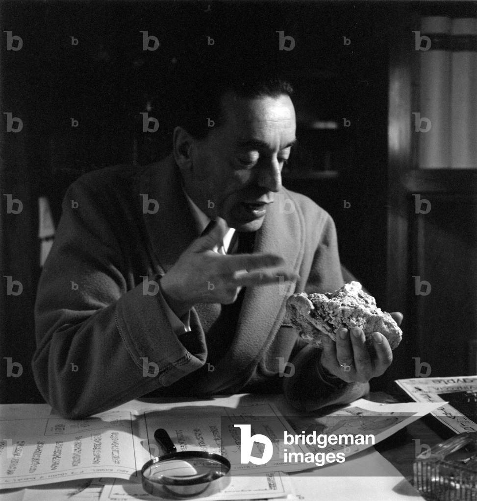 THE ARCHAEOLOGIST PIETRO GAZZOLA AT HIS STUDIO IN VERONA - 1959