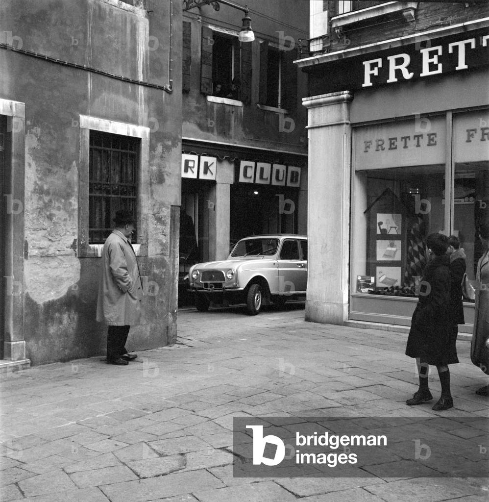 A CAR IN VENICE (R4 or renault 4L) - 1961