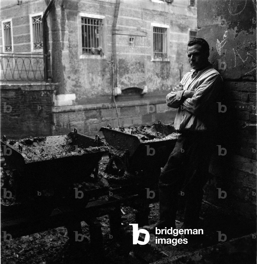 DIGGING OUT IN A CANAL IN VENICE (works in a canal) - 196?