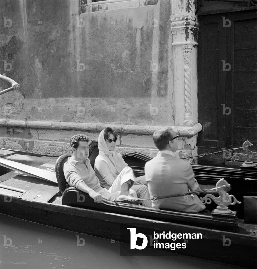 THE ACTRESS ELISABETH (liz) TAYLOR WITH HER Husband EDDIE FISCHER IN GONDOLA - VENICE - 1961